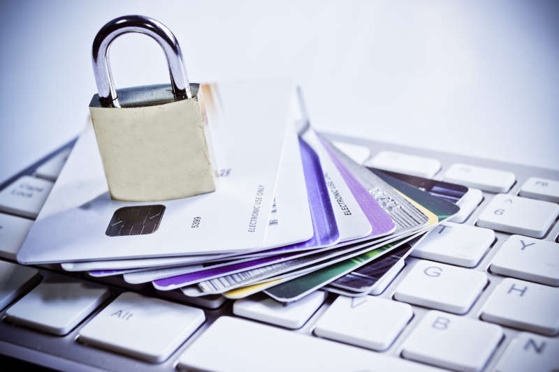 Slotje en creditcards op een toetsenbord