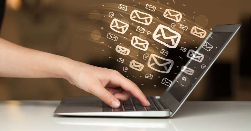 E-mail die virtueel uit de laptop komt.