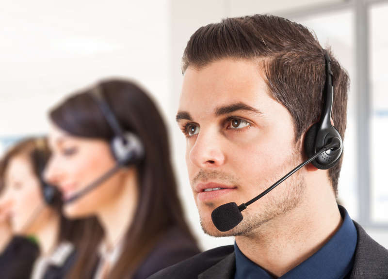 Mannelijke servicedesk medewerker