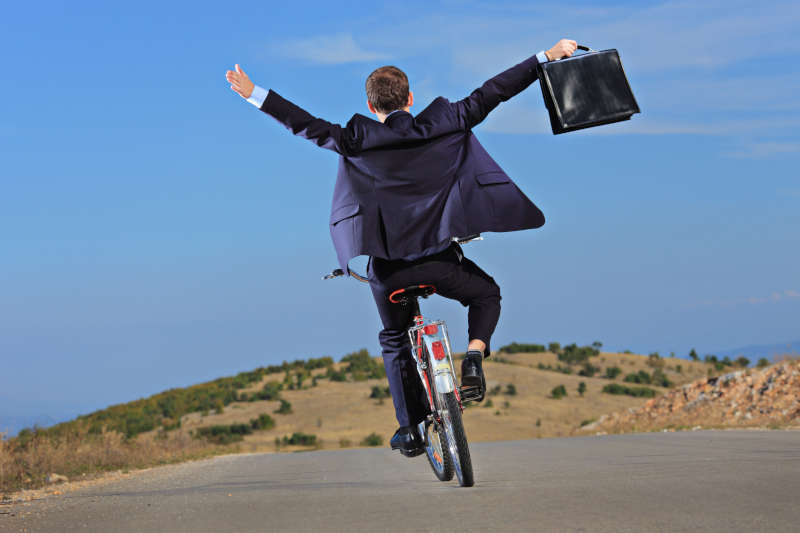 Man met een koffer op een fiets.