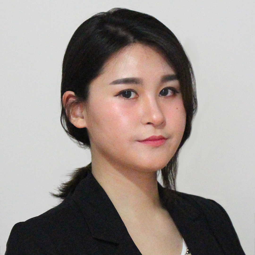 A picture of Ukhee smiling at the camera.