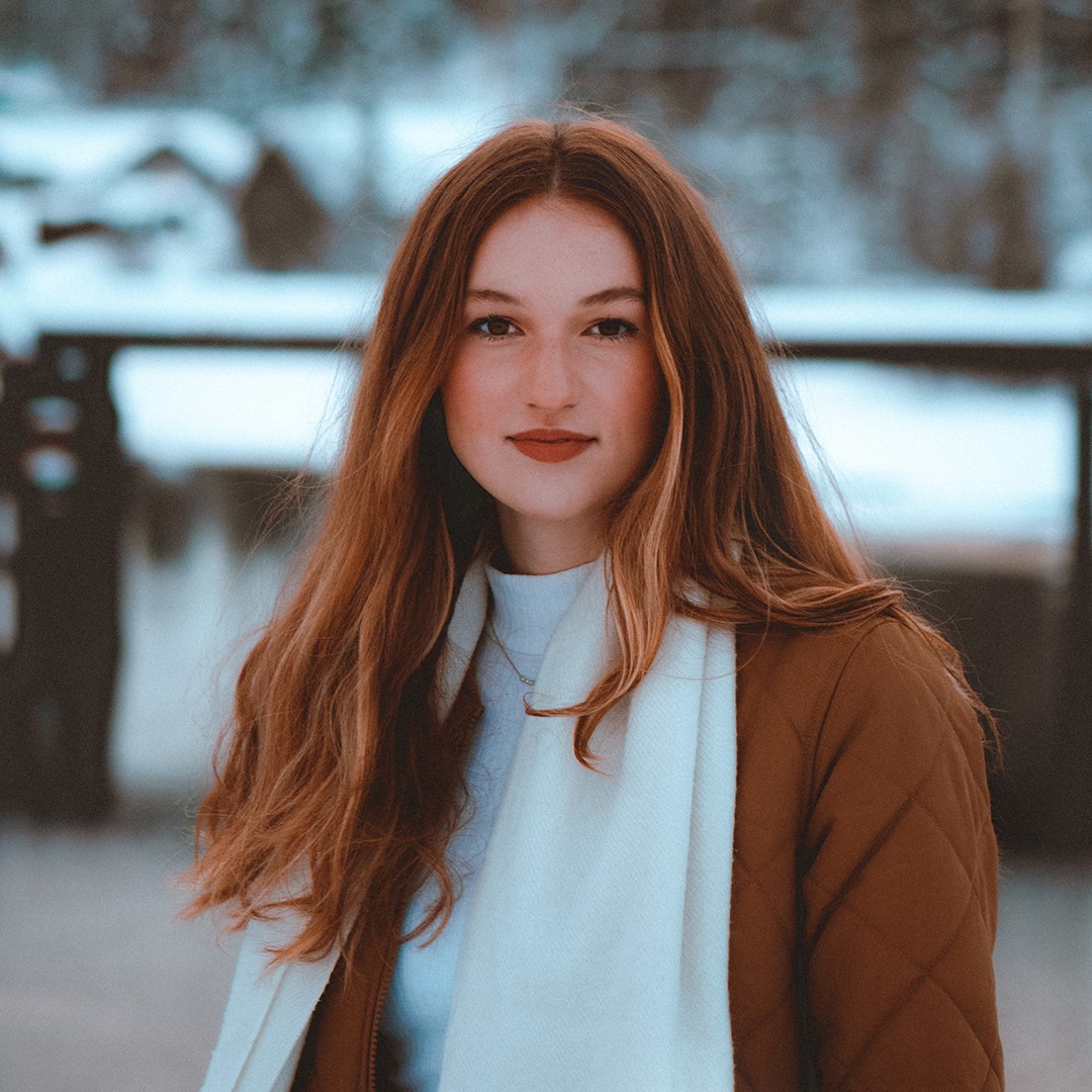 Headshot of Danielle in front of a moutain in a toque.