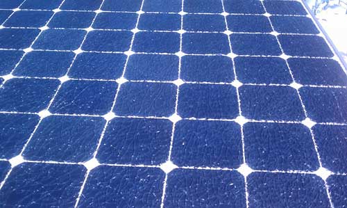 La grêle peut causer des dégâts sur un panneau solaire