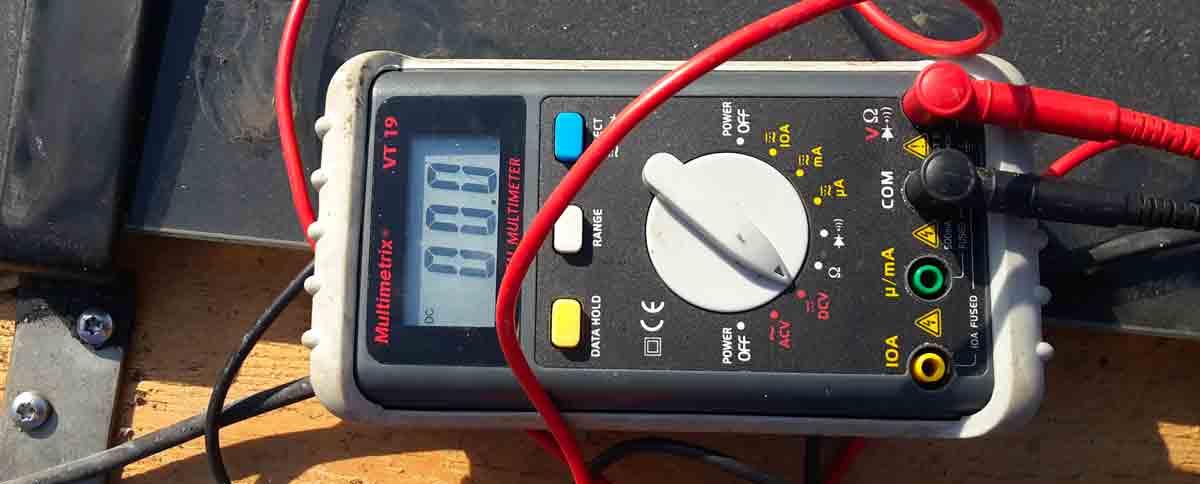 Un testeur électrique permettant de mesurer la tension d'un panneau solaire.