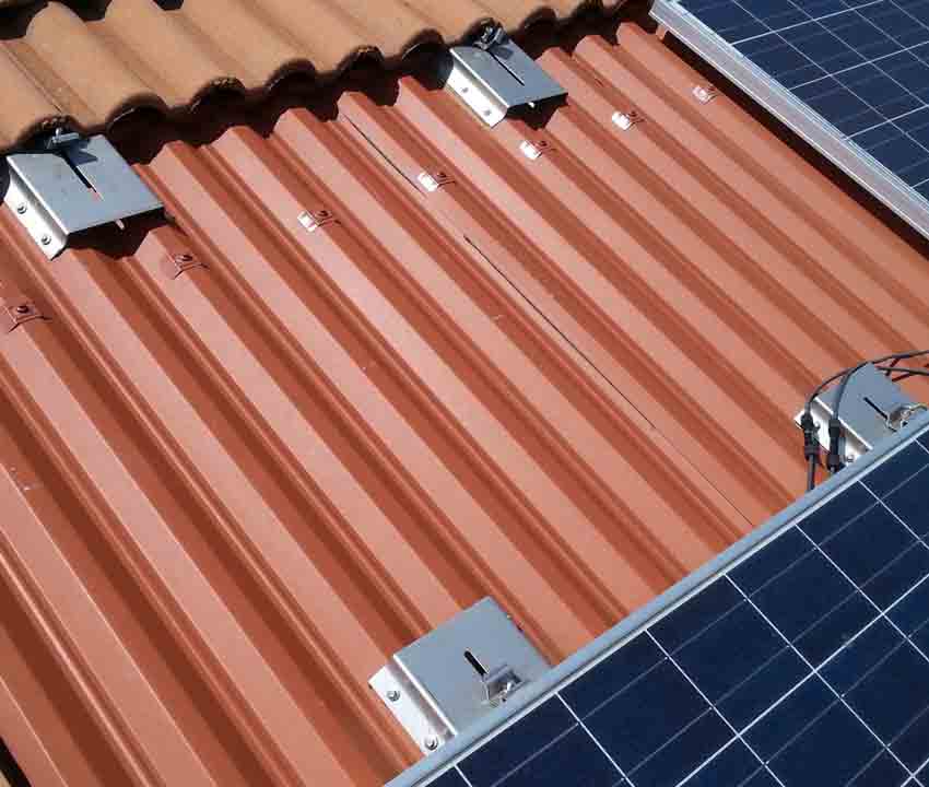 Nouvel'R intervient pour régler vos problèmes de fuites sous panneaux solaires