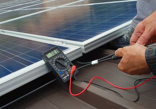 Faites contrôler régulièrement votre onduleur photovoltaïque et panneaux solaires