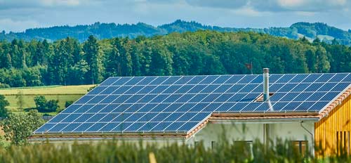 Vous avez beaucoup de panneaux photovoltaïques ? Arrosez-les pendant les canicules