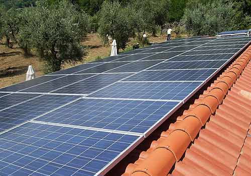 Les panneaux solaires doivent être installer avec un angle de 30°.