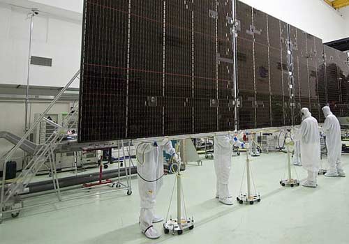 La puissance d'un panneau solaire est testée en laboratoire dans des conditions optimales.