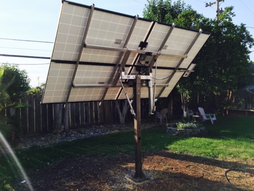 Pour obtenir un bon rendement sans pan de toiture exposé sud, optez pour des panneaux solaires orientables