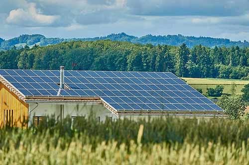 Les bâtiments agricoles peuvent être équipés de panneaux solaires.
