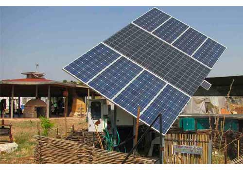 Orienter des panneaux solaires sur un toit plat permet d'augmenter leur rendement.
