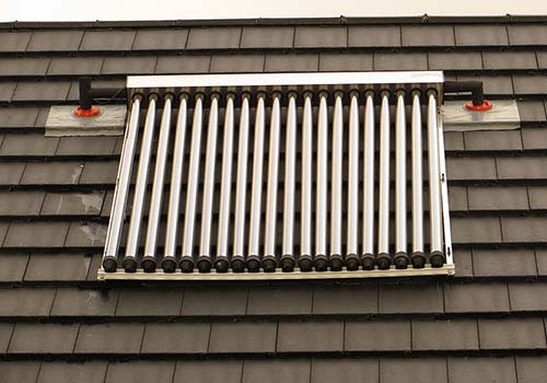 Les panneaux solaires thermiques sont une solution pour chauffer votre piscine.