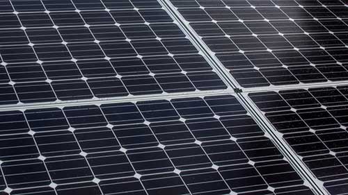 Les panneaux solaires monocristallins ont un prix plus élevé