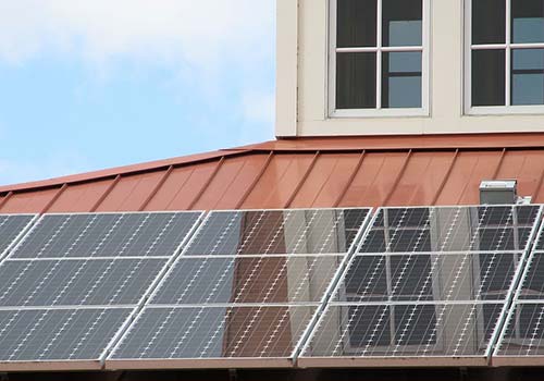 Pour vos panneaux solaires monocristallins, préférez la surimposition