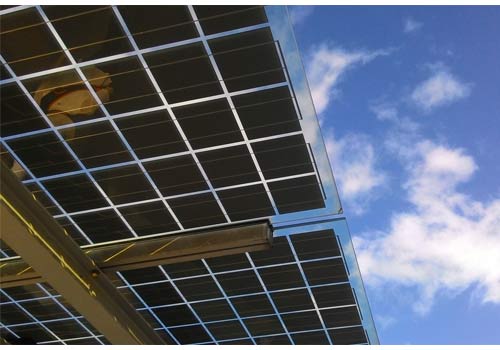 L'électricité photovoltaïque est produite grâce aux rayons du soleil.