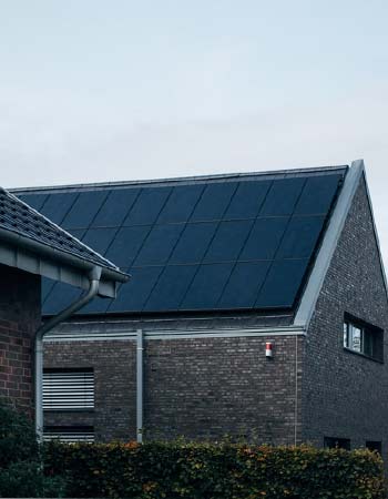 L'installation de panneaux solaires est expliquée par Nouvel'R Énergie.
