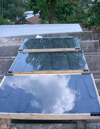 Un panneau solaire thermique peut être combiné avec une pompe à chaleur.