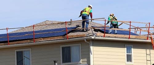 L'habilitation travail en hauteur est obligatoire pour un technicien photovoltaïque