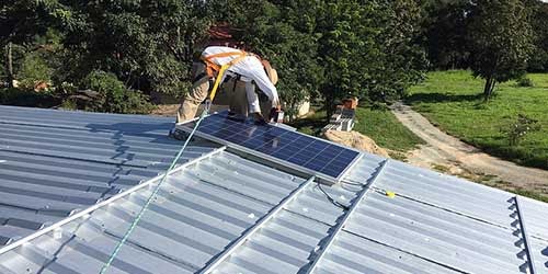 Installer des panneaux solaires soi-même n'est pas une bonne idée.
