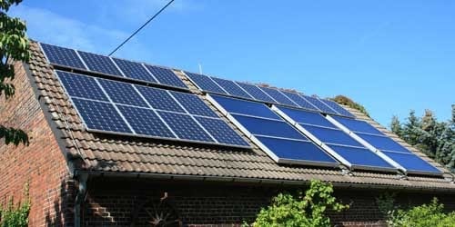 Découvrez quelles sont les aides de l'état pour chauffer votre piscine avec des panneaux solaires.