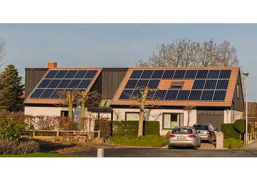 Nouvel'R Énergie vous explique combien de panneaux solaires installer pour charger sa voiture.