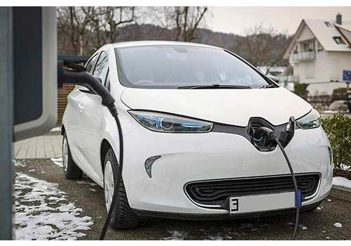 Découvrez si les voitures électriques et les panneaux solaires sont rentables.