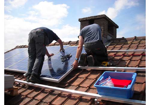 Lorsque vous achetez des panneaux solaires, n'oubliez pas de comptabiliser les surcoûts.
