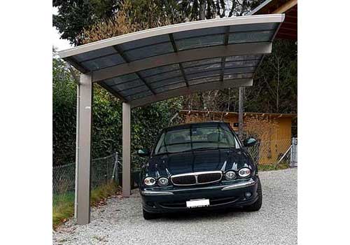 Découvrez le prix d'un abri de voiture équipé de panneaux solaires.