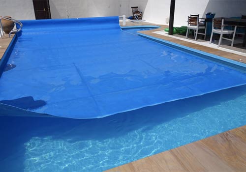 La bâche protège votre piscine d'une déperdition de chaleur trop importante