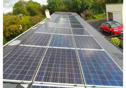 Les panneaux solaires produisent de l'énergie verte