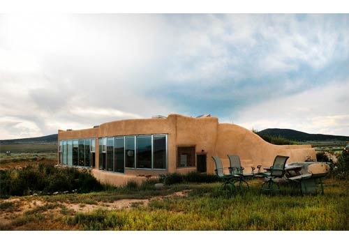 Un earthship au Canada est une maison totalement autonome.