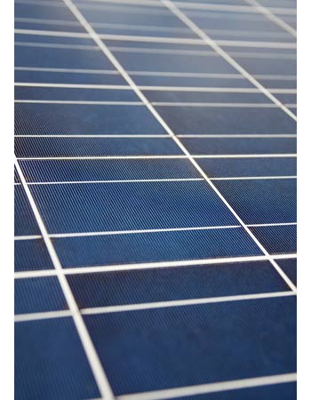 Le nettoyage de panneaux solaires permet de booster un peu la production.