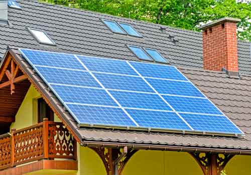 Les pertes de rendement d'un panneau solaire peuvent venir de la saleté installée dessus.