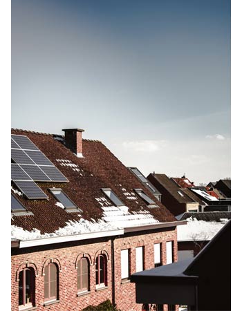 La neige sur les panneaux solaires glisse.
