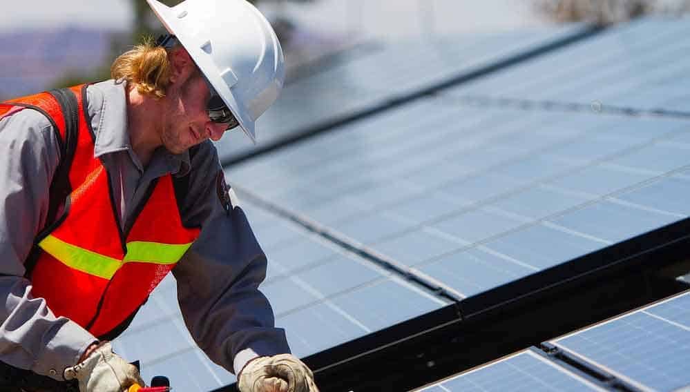 réparateur photovoltaïque procédant au remplacement d'un bac d'étanchéité.