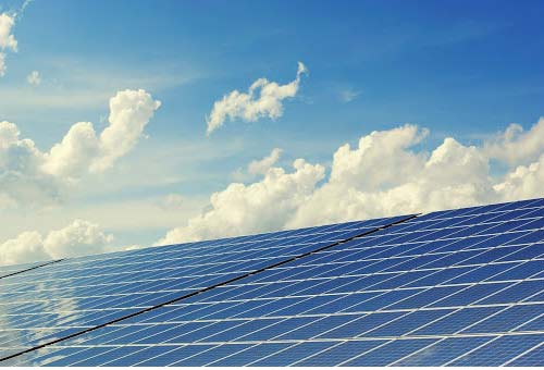 L'alternative au tracker solaire est la pose au sol ou en toiture.