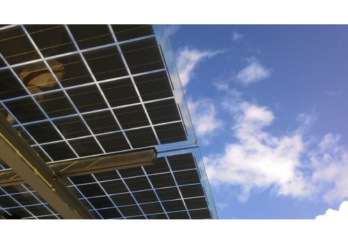 La fabrication du panneau solaire souple est à base de silicium.