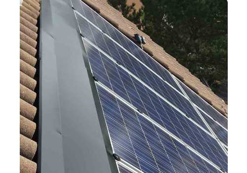 Nouvel'R intervient pour régler vos problèmes de fuites sous panneaux solaires