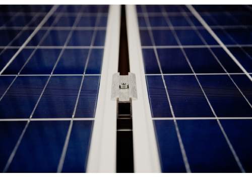 Le kit solaire autonome permet de produire de l'électricité.