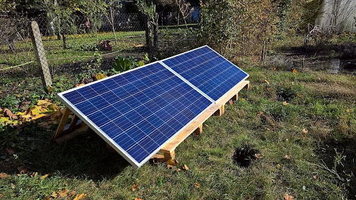 Un kit solaire à installer soi-même se pose souvent au sol.
