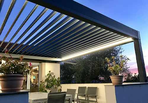 Les pergolas bioclimatiques sont polyvalentes et s'adaptent à toutes les conditions météorologiques