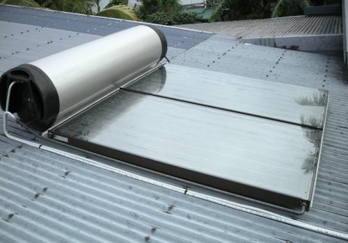 Le ballon du chauffe-eau monobloc est à l'extérieur