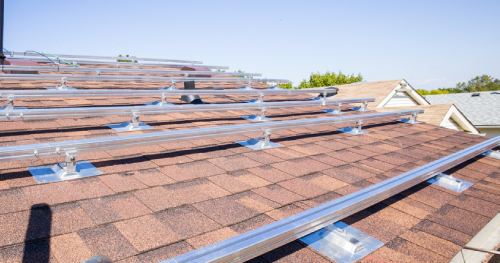 Les panneaux solaires surimposés produisent plus d'électricité.