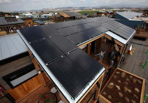 Installation de panneaux solaires rentables qui permettent d'économiser 374 €.
