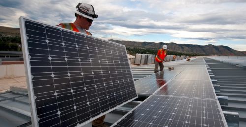 Installation de panneaux photovoltaïque dont les coûts sont réduits par l'État.