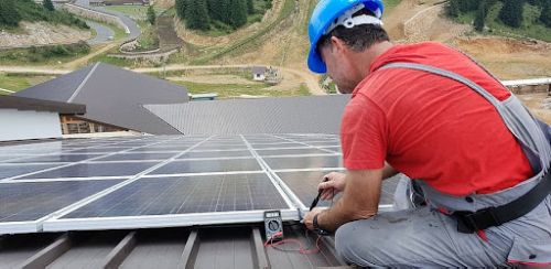 Intervention d'un installateur photovoltaïque sur une installation en autoconsommation.