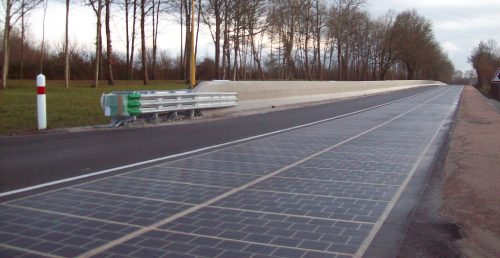 Route solaire installée en France.