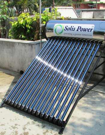 Panneau solaire thermique relié à un chauffe eau et posé au sol.