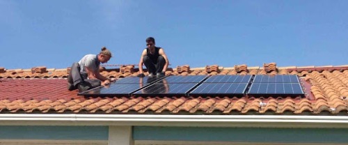 Désinstallation de panneaux solaires sur toiture.